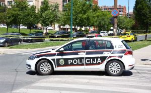 Detalji nesreće u Sarajevu: BMW sletio s puta, povrijeđena dvojica mladića