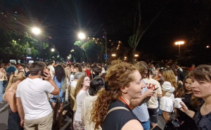 Ogroman broj Beograđana na ulicama: Pojavile se i stotine maskiranih Vučićevih simpatizera