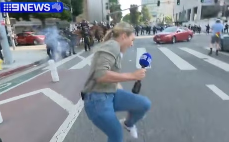 Uznemirujuće: Policajac ispalio gumeni metak u novinarku koja se uživo javljala iz Los Angelesa