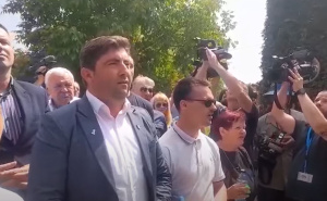 Burno u Tesliću: Sve više građana se okuplja pred kućom Milana Miličevića u znak podrške