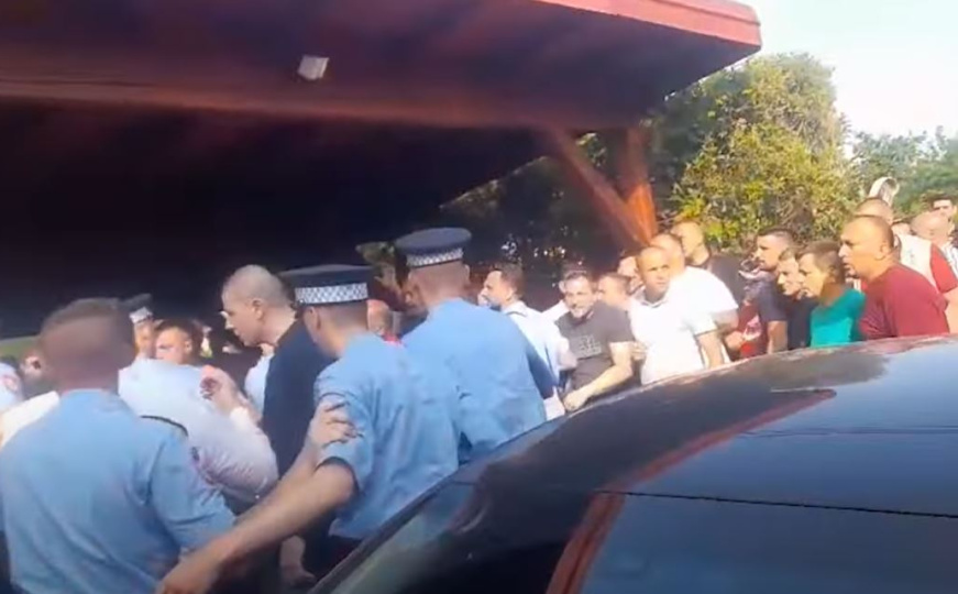 Situacija sve napetija: Građani probili kordon policije u Miličevićevom dvorištu