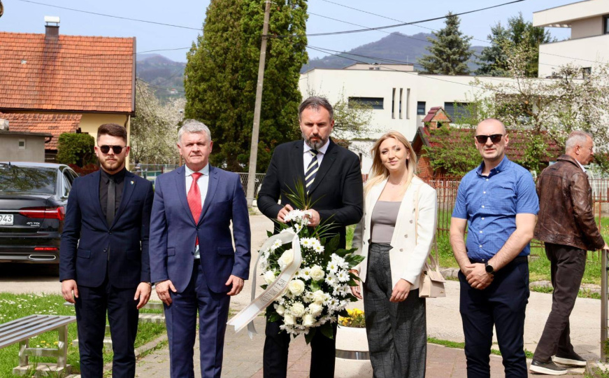 Stojanović odao počast ubijenoj djeci u Vitezu: 'Da se nikada nikome ne ponovi'