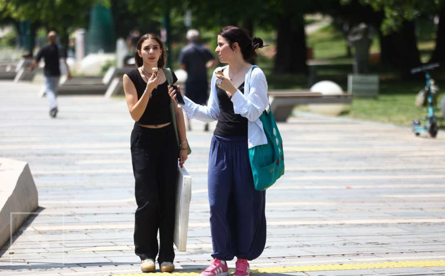 Ljetne haljine, sandale i sladoledi: Pogledajte šta smo zabilježili na ulicama Sarajeva