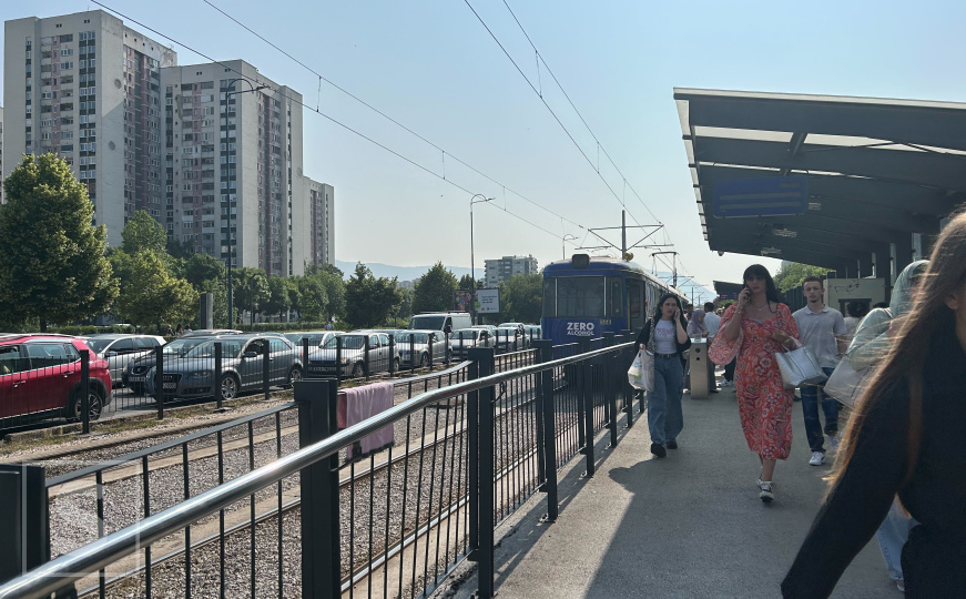 Tramvaj stao na Otoci: Vozač naglo zakočio, putnica povrijeđena?
