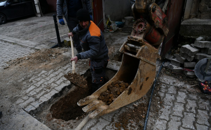 Agonija stanara u Titovoj se nastavlja: I danas bez vode zbog 'radova', a radnika ni na vidiku