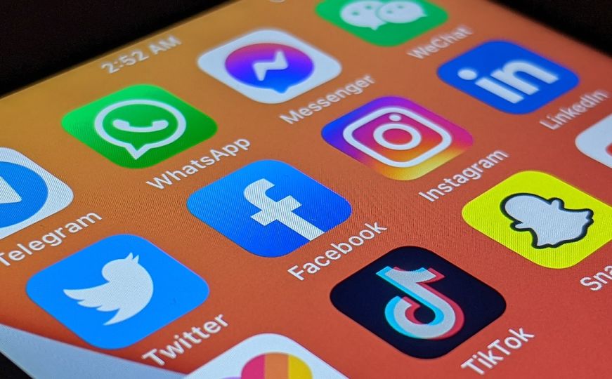 Nakon tragičnog napada: Francuska planira zabranu društvenih mreža za djecu mlađu od 15 godina