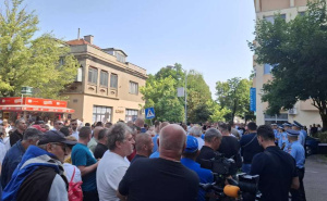 Pristalice SDS-a i PDP-a ispred Suda: Podrška Miličeviću uoči odluke o pritvoru