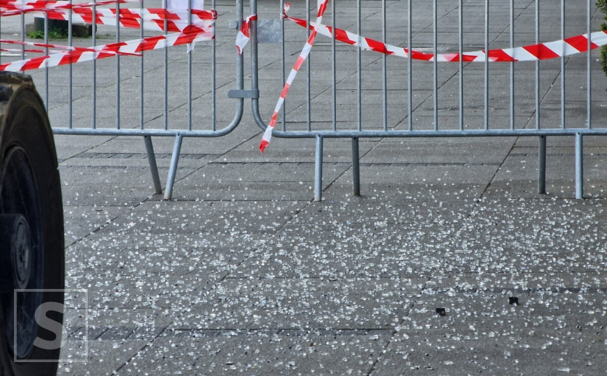 Ponovo opasnost u centru Sarajeva: Pukao stakleni reklamni panel  na SCC-u