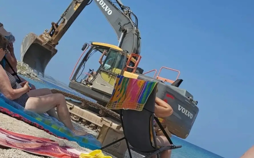 Bager na plaži u Hrvatskoj rastjerao kupače: "Rekli su nam da se maknemo ili će nas pregaziti"