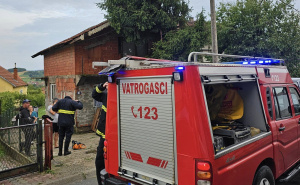 Požar na Baricama: Gori kuća, vatrogasci na terenu