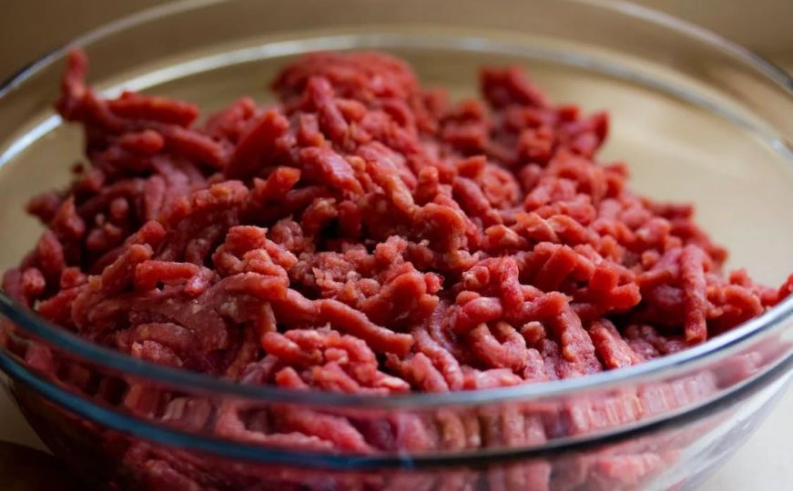 Trik koji preporučuju iskusni kuhari: Dodajte ovo u mljeveno meso kako bi bilo ukusnije i sočnije