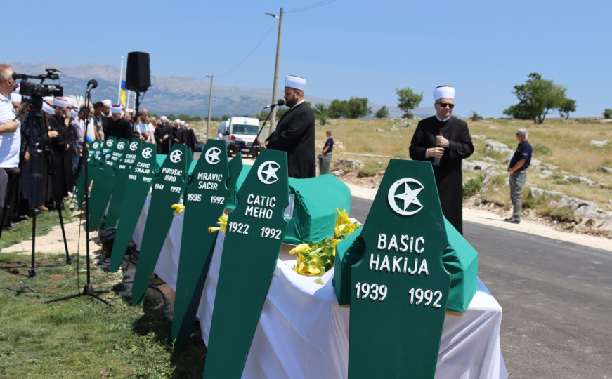 'Trajna lekcija o zlu i zločincima': Hiljade vjernika klanjalo dženazu žrtvama u Žuljima kod Mostara