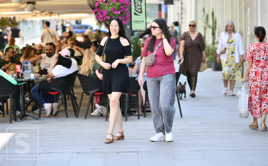 Vikend u Sarajevu: Građani i turisti uživaju u šetnji i hladnom piću, pogledajte šta smo zabilježili
