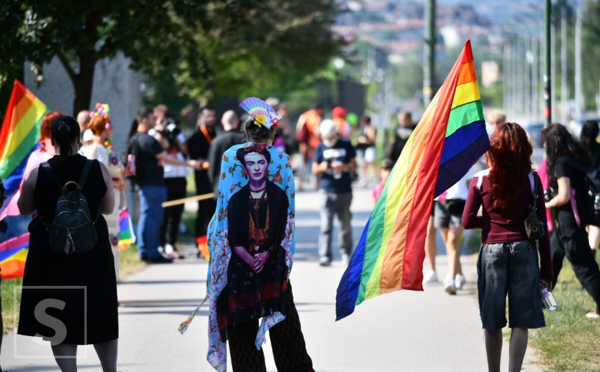Pogledajte atmosferu pred šestu bh. povorku ponosa: 'Nastavit ćemo izlaziti na ulice sve dok...'