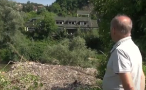 Poplave donijele gomilu otpada na njivu Mehmeda Begića: "Niko od nadležnih ne reaguje"