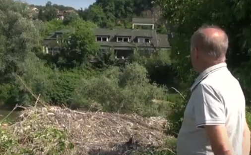 Poplave donijele gomilu otpada na njivu Mehmeda Begića: "Niko od nadležnih ne reaguje"