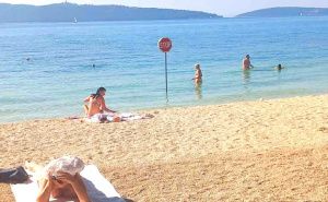 "Stop" u plićaku: Neko postavio saobraćajni znak u more na plaži u Dalmaciji