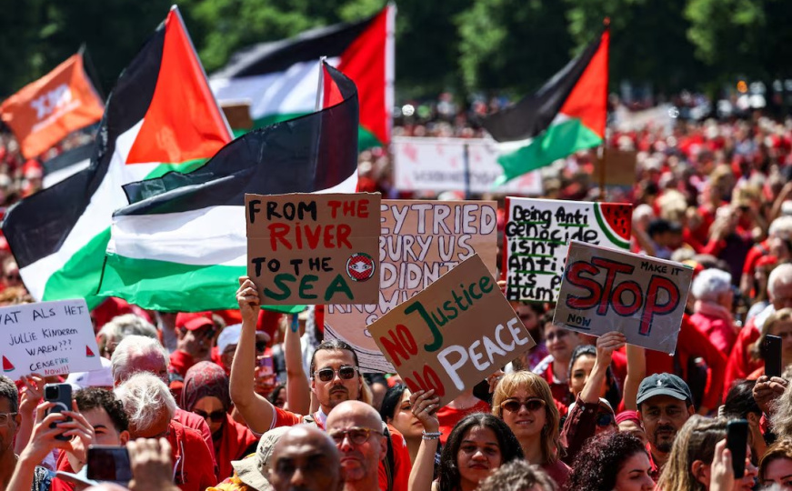 Nizozemska ustala za Gazu: Veliki protesti u Hagu, demonstranti obučeni u crveno marširaju gradom