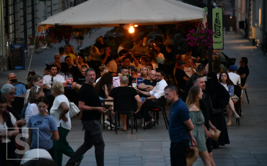 Traži se mjesto više, bašte sarajevskih kafića krcate: Prošetajte s nama gradom