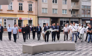 Polaganjem cvijeća na spomen-obilježjima započelo obilježavanje Dana branilaca Bihaća