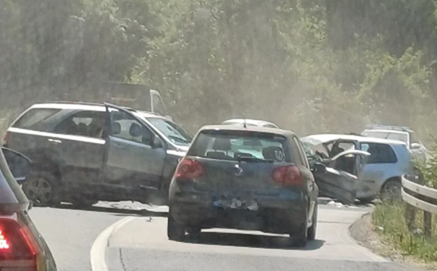 Teška nesreća u BiH: Automobil smrskan, nastale velike gužve