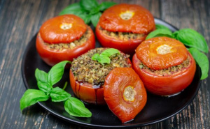 Najlakši recept za punjeni paradajz koji će svi tražiti ovog ljeta