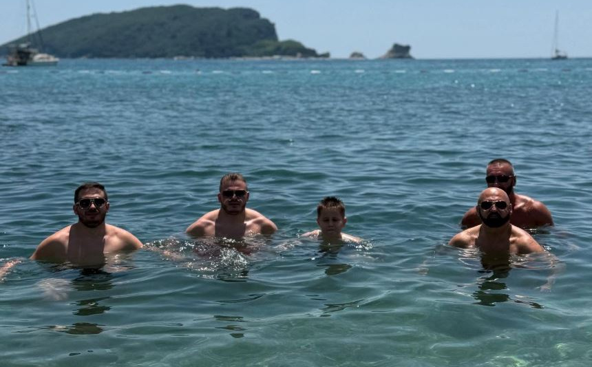 "Malo ćemo da se kupamo": Ramo Isak objavio fotografije s mora, evo gdje ministar odmara