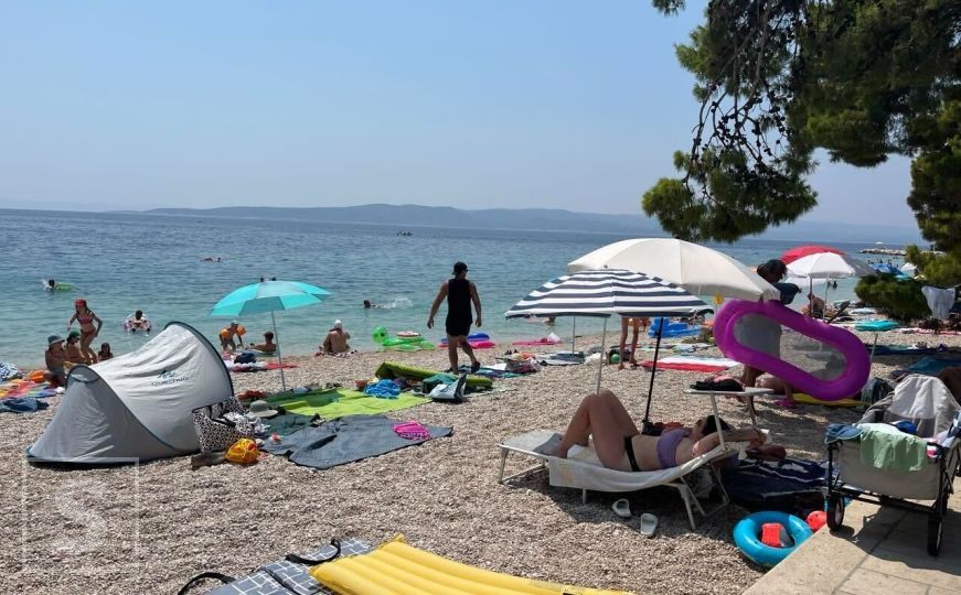 'Pametan trik' s plaže: Turisti sve češće nose čaršafe umjesto peškira i ležaljki