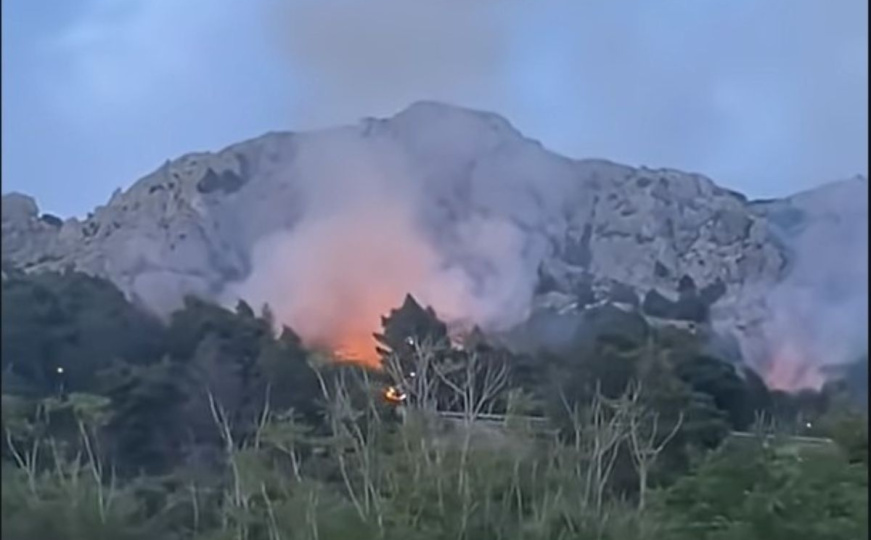 Požari u Hrvatskoj: Vatra bukti oko Makarske, sumnja se da su podmetnuti