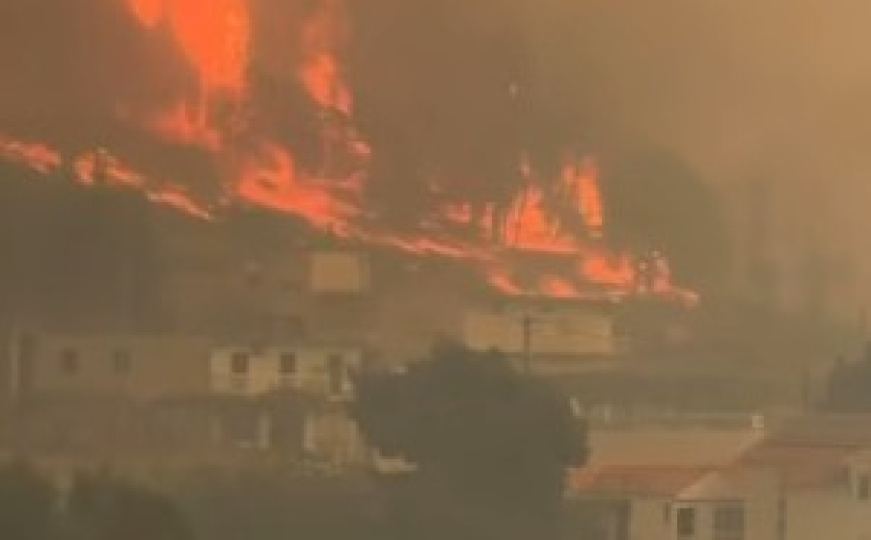 Objavljeni snimci požara u Dalmaciji: 'Vatra je zahvatila više kuća, policija pomaže u evakuaciji'