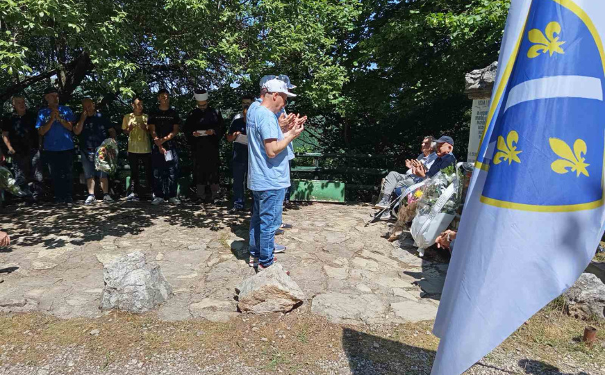 Odata počast i položeno cvijeće na spomen ploču ubijenim borcima na Skakavcu