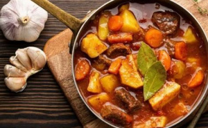 Gulaš kao iz mamine kuhinje: Jednostavan recept za bogat i ukusan ručak