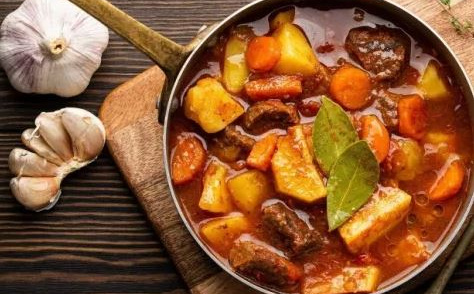 Gulaš kao iz mamine kuhinje: Jednostavan recept za bogat i ukusan ručak
