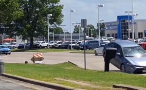 Zabilježen nevjerovatan trenutak: Cesta u Missouriju "buknula" i lansirala auto