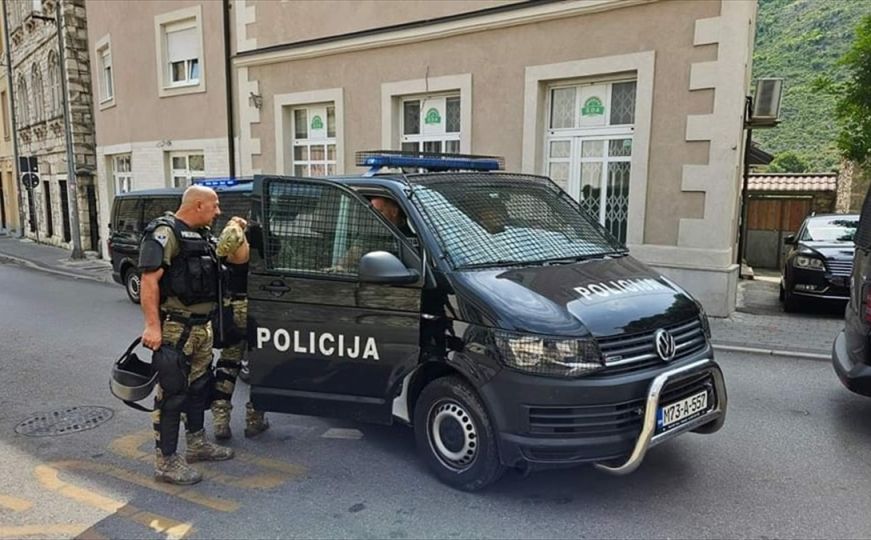 Velika policijska akcija u Mostaru: Uhapšen muškarac iz Sarajeva, pronađeno oružje
