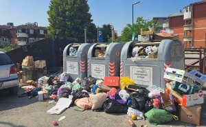 Neugodni prizori na Dobrinji jutros: Kontejneri puni, otpad razbacan, završio po trotoaru
