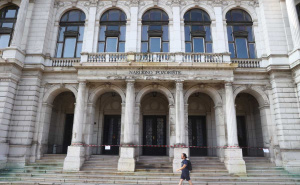 Opasnost u srcu Sarajeva: Obrušila se fasada sa zgrade Narodnog pozorišta