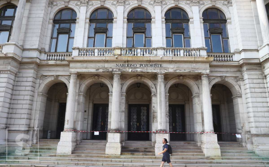 Opasnost u srcu Sarajeva: Obrušila se fasada sa zgrade Narodnog pozorišta