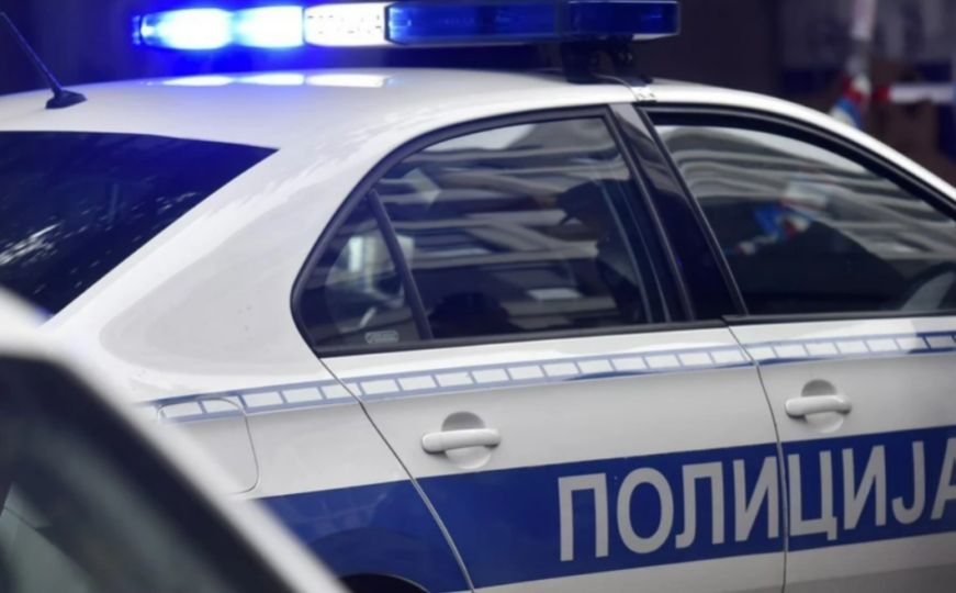 Horor u Beogradu: Mladić usred dana satarom isjekao muškarca po rukama pa pobjegao