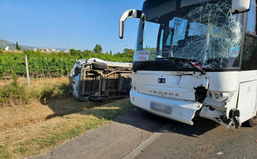 Saobraćajna nesreća kod Mostara: Sudarili se kombi i autobus