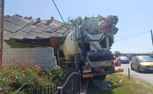Zagreb: Vozač izgubio kontrolu pa se betonskim mikserom zabio u kuću
