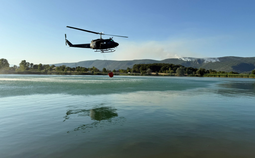 Stanje u Hercegovini i dalje kritično: Helikopter OS BiH stigao u pomoć vatrogascima
