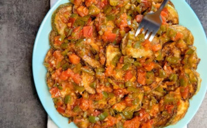 Bez mesa, bez muke:  Starinsko jelo koje miriše na ljeto - Tikvice u sosu od paradajza i paprike