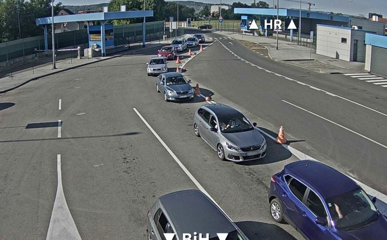 Pojačan promet vozila u oba smjera na graničnim prijelazima u BiH: Evo gdje se najduže čeka