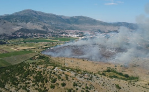 Vatrogasci se bore s vatrenom stihijom u Trebinju: Situacija alarmantna, vjetar otežava gašenje