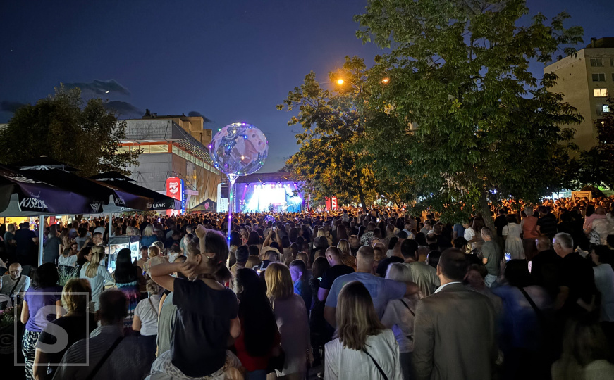 Magična noć na Dobrinji: Pogledajte atmosferu s koncerta Mirze Selimovića