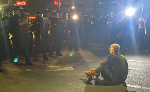 "Moć žene": Sjela sama ispred kordona policije - prizor koji obilazi region