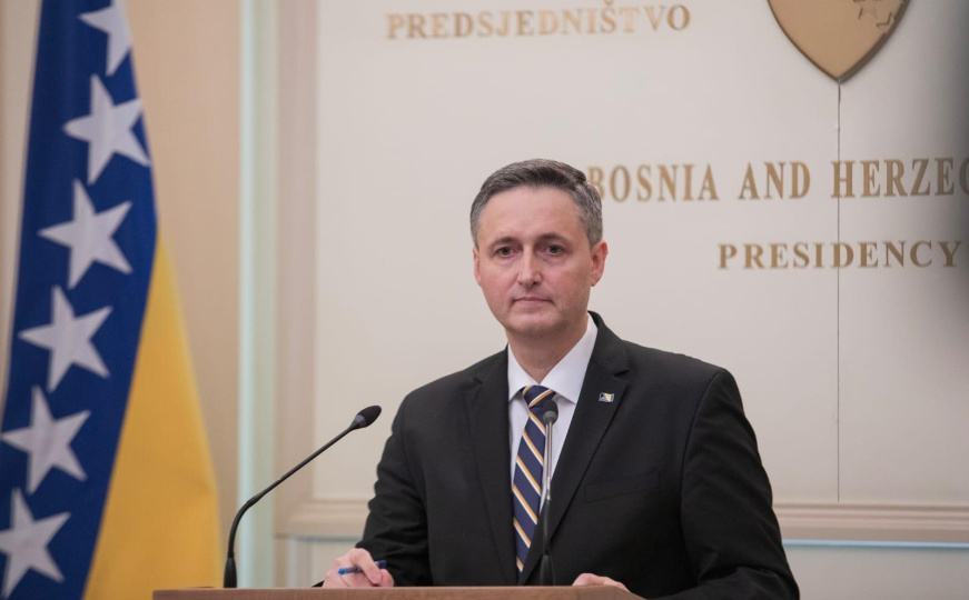 Denis Bećirović žestoko osudio ubistvo u povratničkom selu kod Lukavca