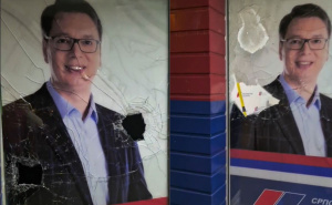 Poruka Vučiću: Demostranti polupali prozore i gađali jajima prostorije njegove stranke SNS
