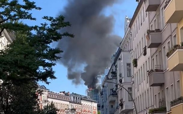 Jake eksplozije i požar na krovu gradilišta u Berlinu: Vatrogasci masovno interveniraju